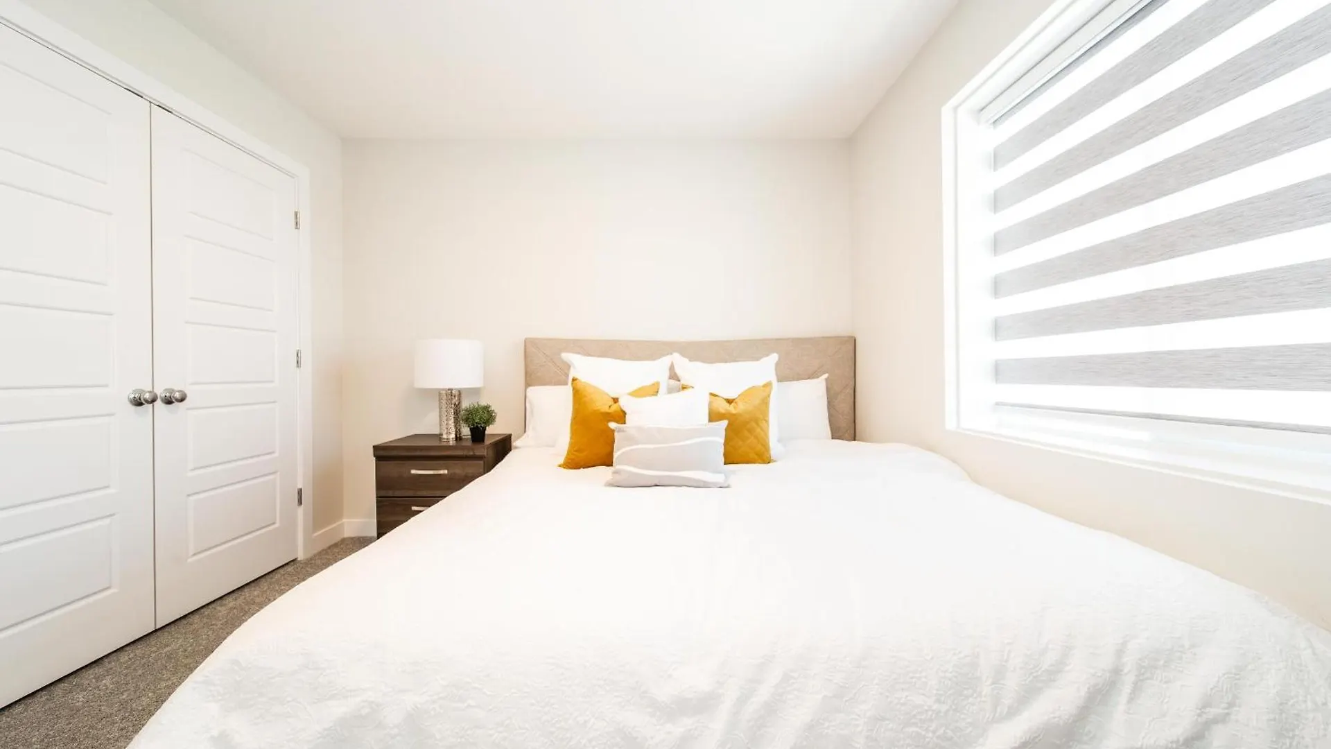 Beautiful Elegant Home Sleeps 10, Free Parking, Central Ac 埃德蒙顿 度假居