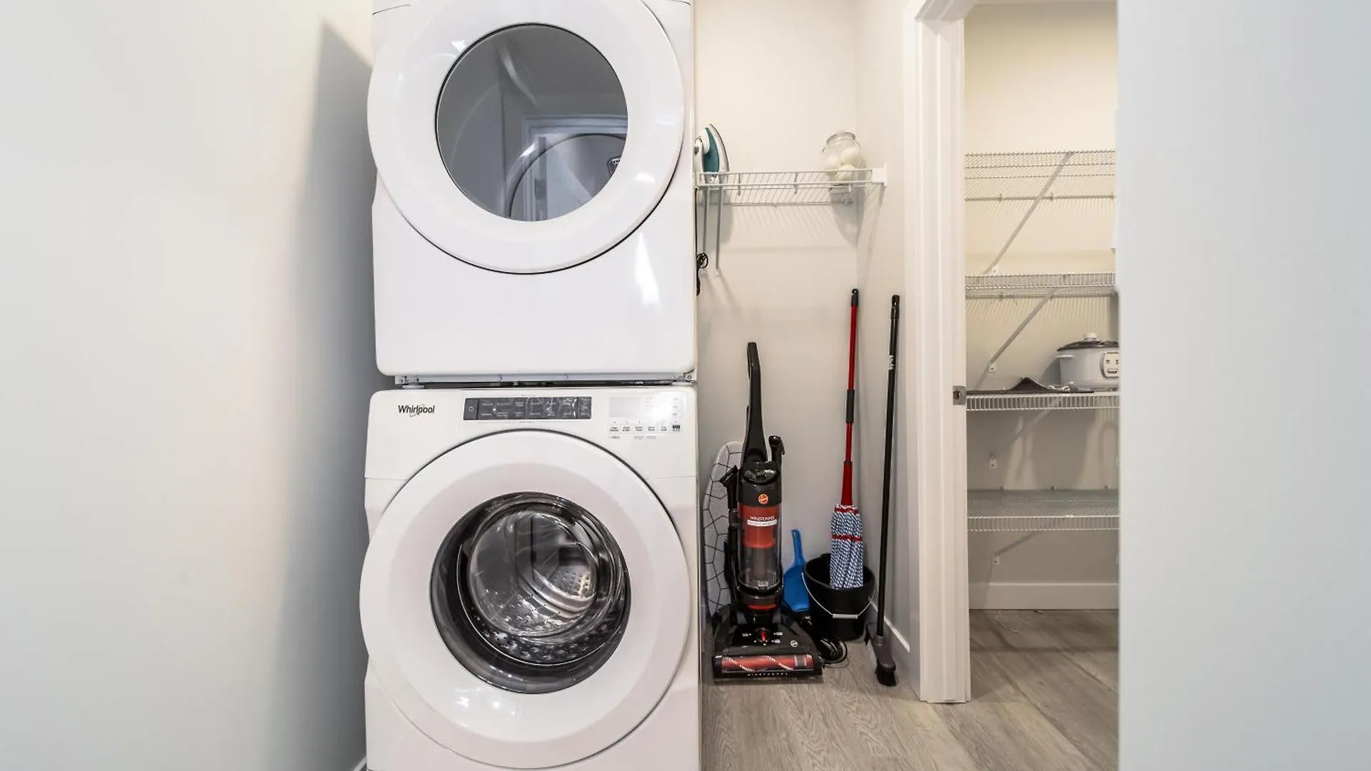 度假居 Beautiful Elegant Home Sleeps 10, Free Parking, Central Ac 埃德蒙顿
