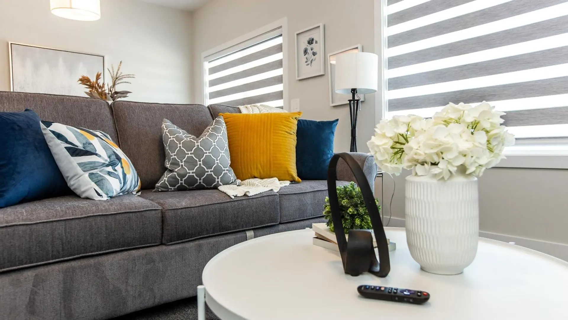 Beautiful Elegant Home Sleeps 10, Free Parking, Central Ac 埃德蒙顿 度假居