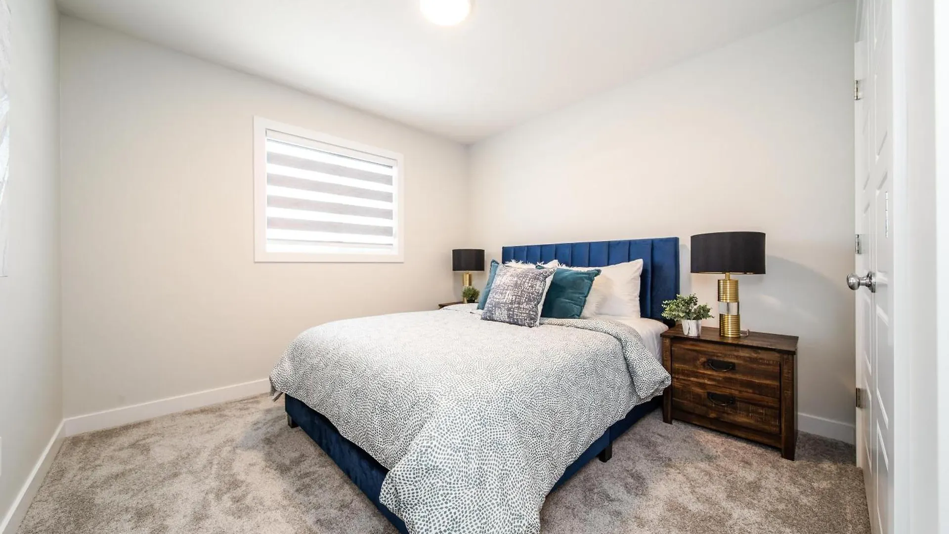 Beautiful Elegant Home Sleeps 10, Free Parking, Central Ac 埃德蒙顿