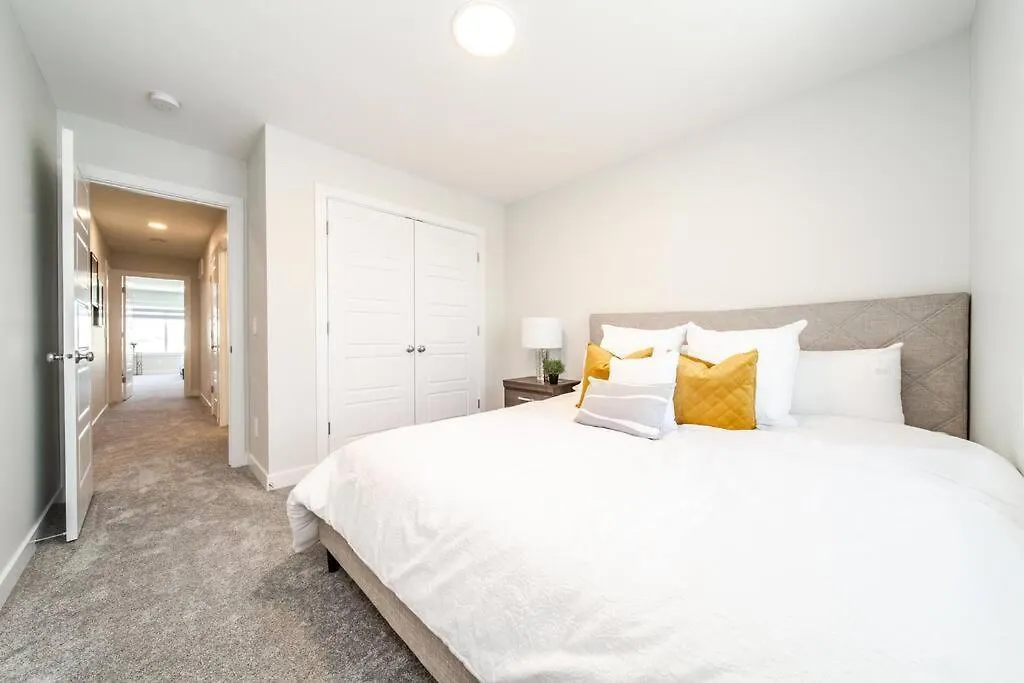 Beautiful Elegant Home Sleeps 10, Free Parking, Central Ac 埃德蒙顿 度假居