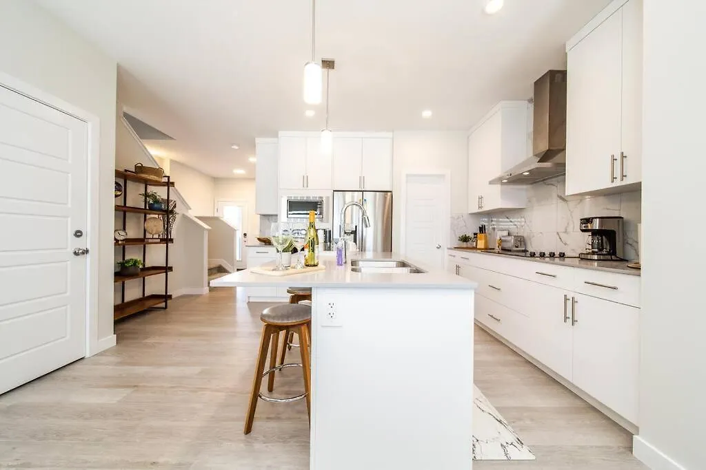度假居 Beautiful Elegant Home Sleeps 10, Free Parking, Central Ac 埃德蒙顿 加拿大