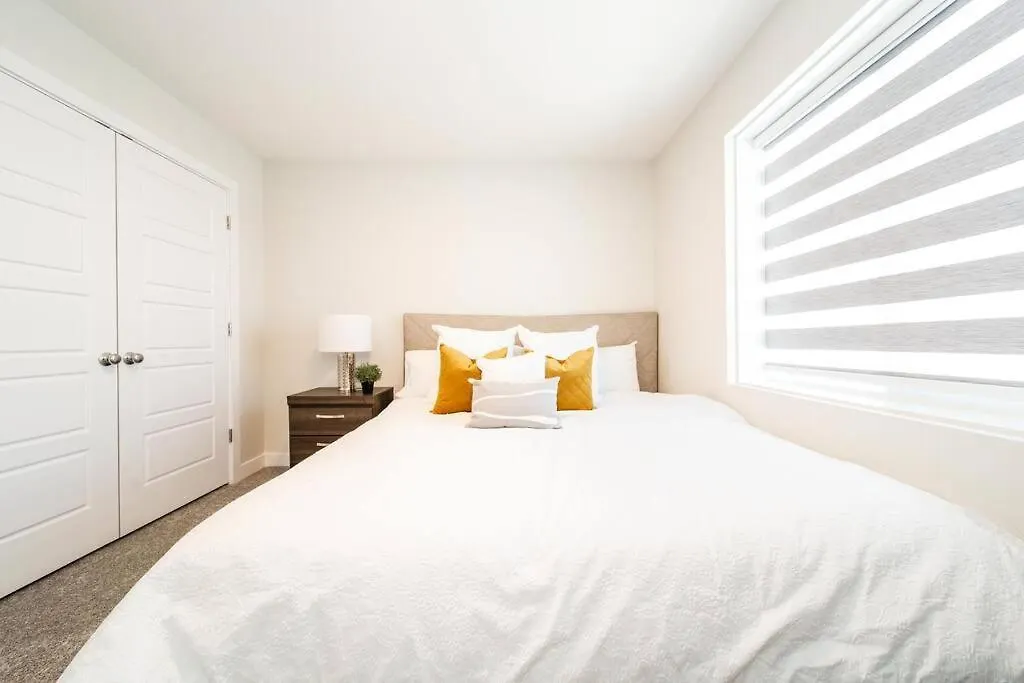 Beautiful Elegant Home Sleeps 10, Free Parking, Central Ac 埃德蒙顿