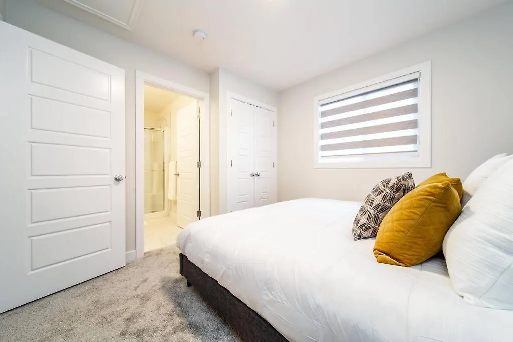 Beautiful Elegant Home Sleeps 10, Free Parking, Central Ac 埃德蒙顿 加拿大