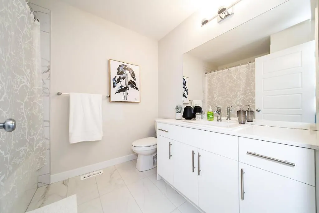 Beautiful Elegant Home Sleeps 10, Free Parking, Central Ac 埃德蒙顿 0*,