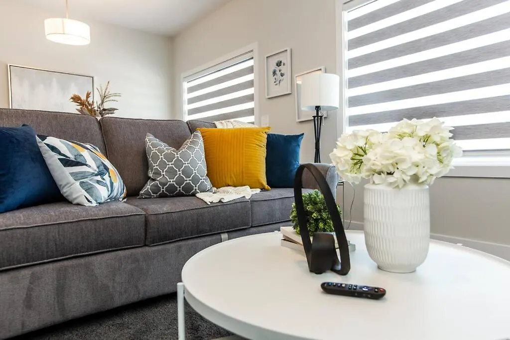 Beautiful Elegant Home Sleeps 10, Free Parking, Central Ac 埃德蒙顿 度假居