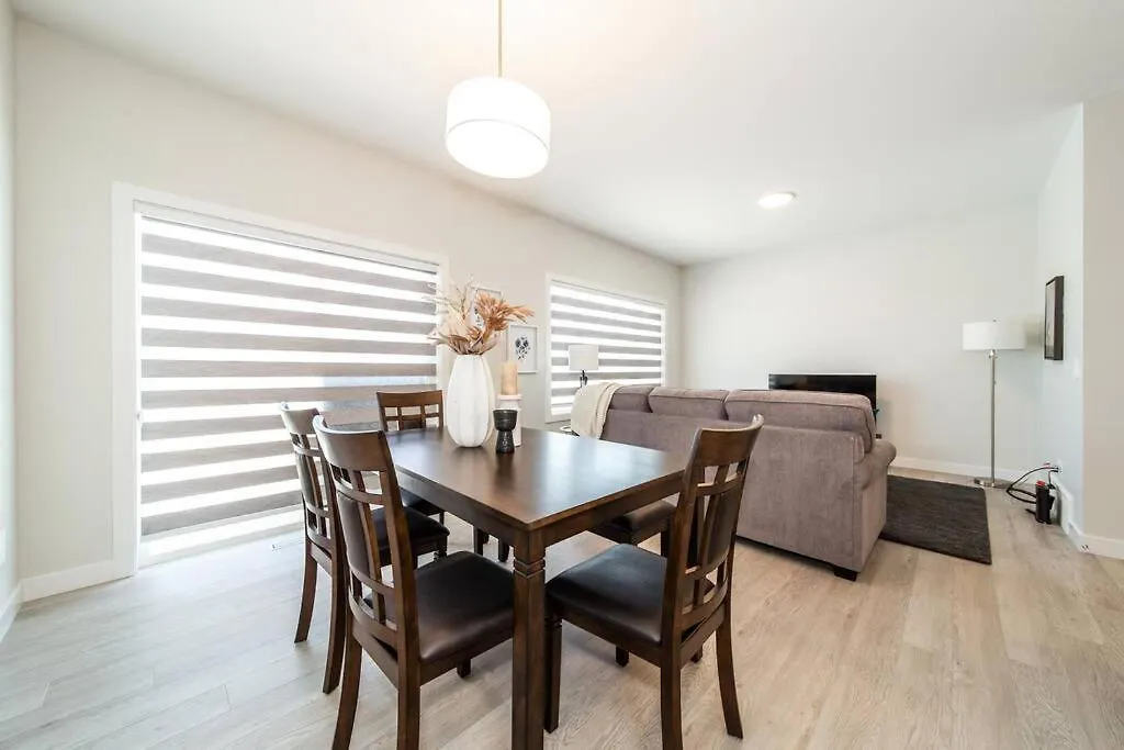 Beautiful Elegant Home Sleeps 10, Free Parking, Central Ac 埃德蒙顿