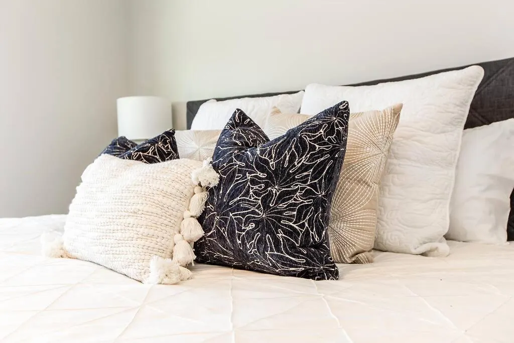 Beautiful Elegant Home Sleeps 10, Free Parking, Central Ac 埃德蒙顿 加拿大