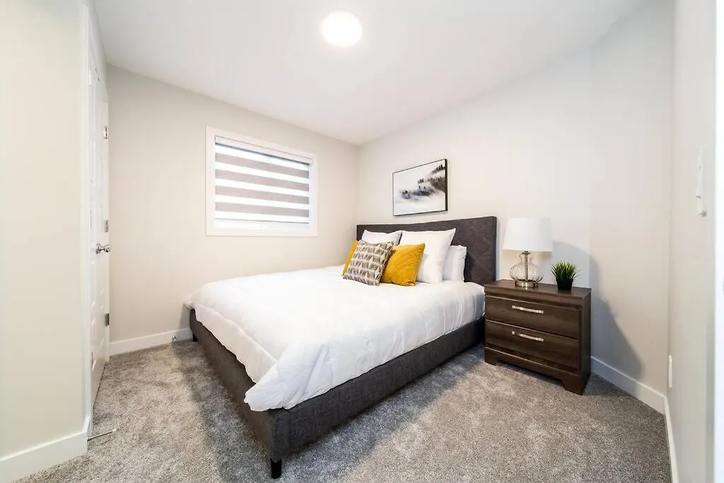 Beautiful Elegant Home Sleeps 10, Free Parking, Central Ac 埃德蒙顿 加拿大