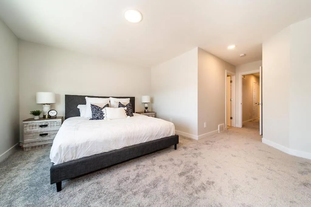 Beautiful Elegant Home Sleeps 10, Free Parking, Central Ac 埃德蒙顿