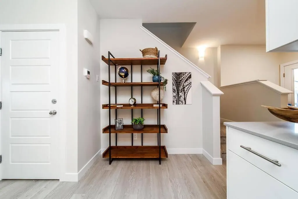 Beautiful Elegant Home Sleeps 10, Free Parking, Central Ac 埃德蒙顿