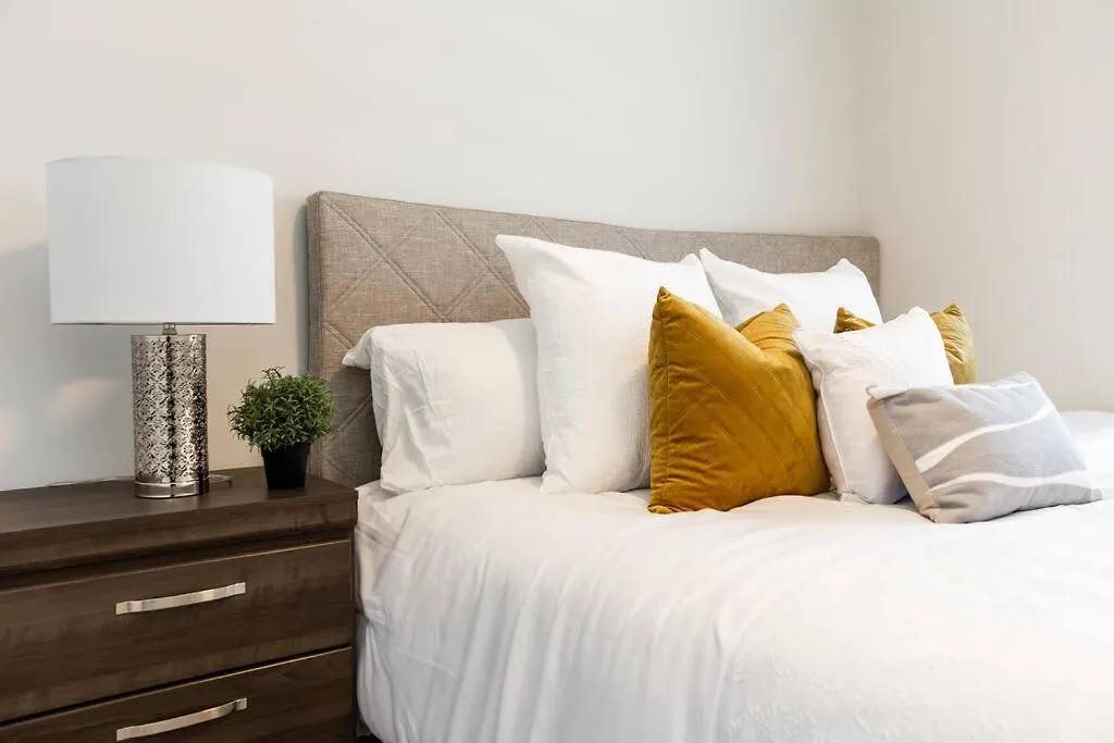 Beautiful Elegant Home Sleeps 10, Free Parking, Central Ac 埃德蒙顿 度假居