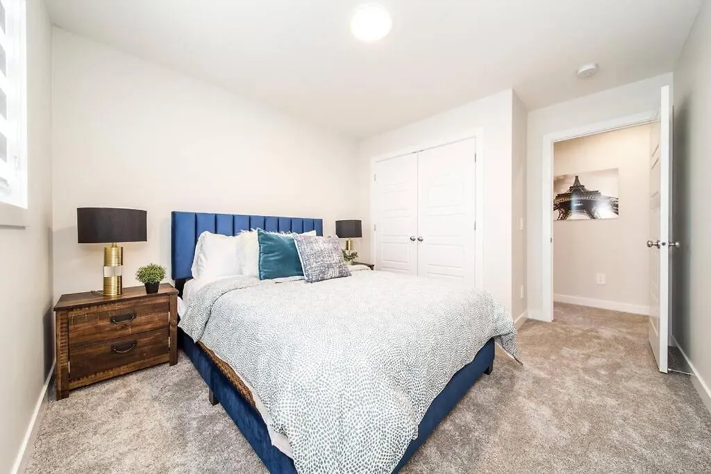 度假居 Beautiful Elegant Home Sleeps 10, Free Parking, Central Ac 埃德蒙顿 加拿大