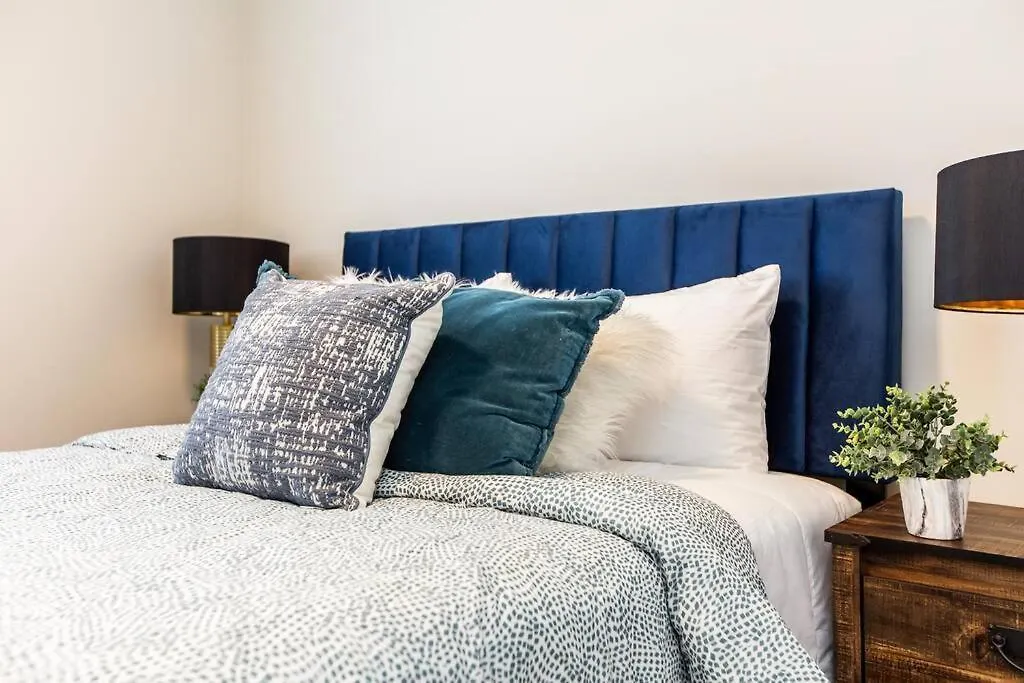 Beautiful Elegant Home Sleeps 10, Free Parking, Central Ac 埃德蒙顿